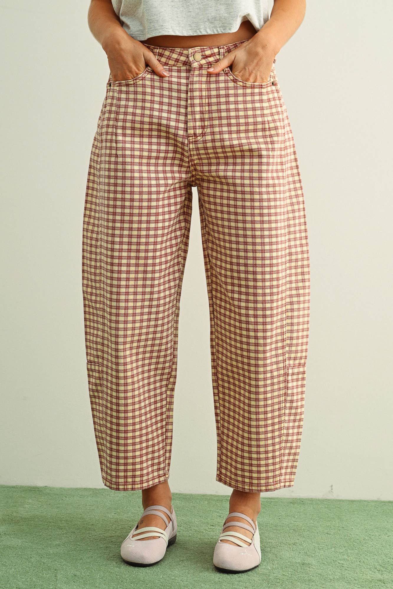 P5936   MINI CHECKER PATTERN BARREL PANTS
