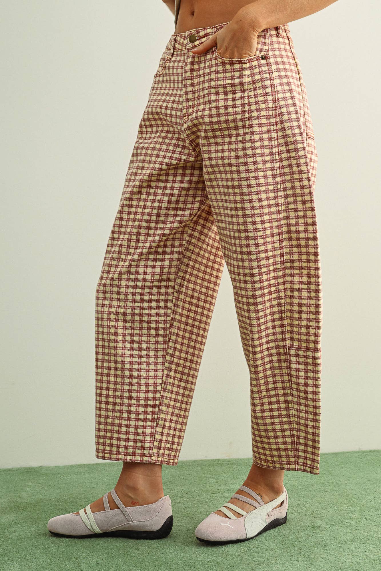 P5936   MINI CHECKER PATTERN BARREL PANTS