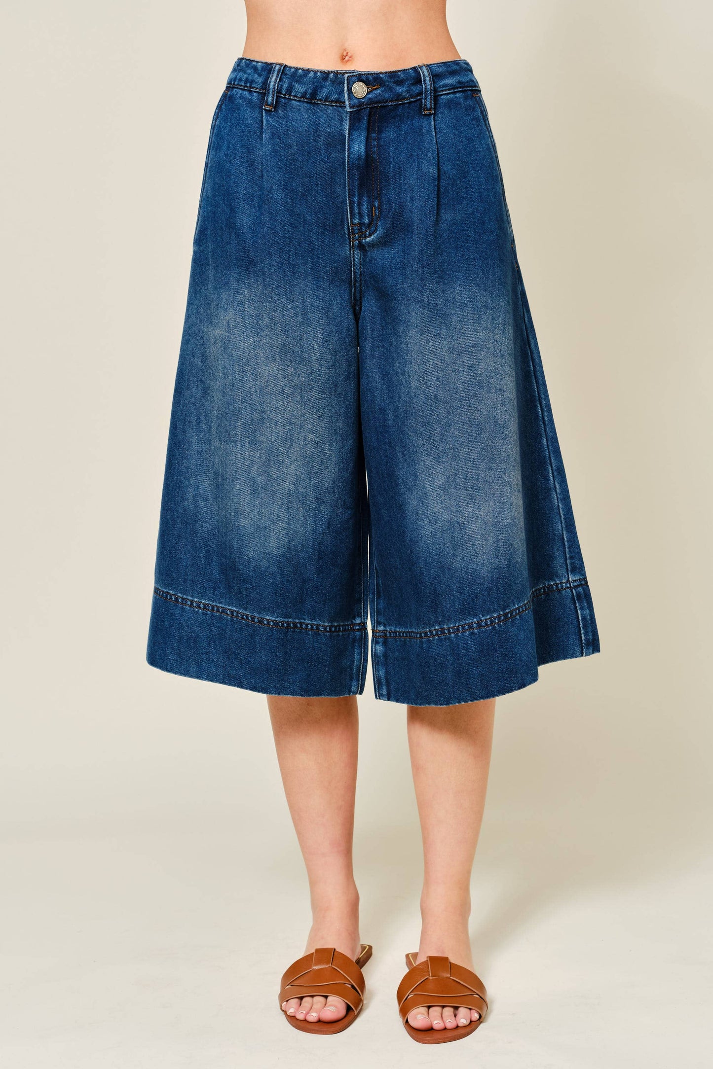 AJP5523 SUPER SOFT DENIM PLEATED WIDE LEG SHORTS