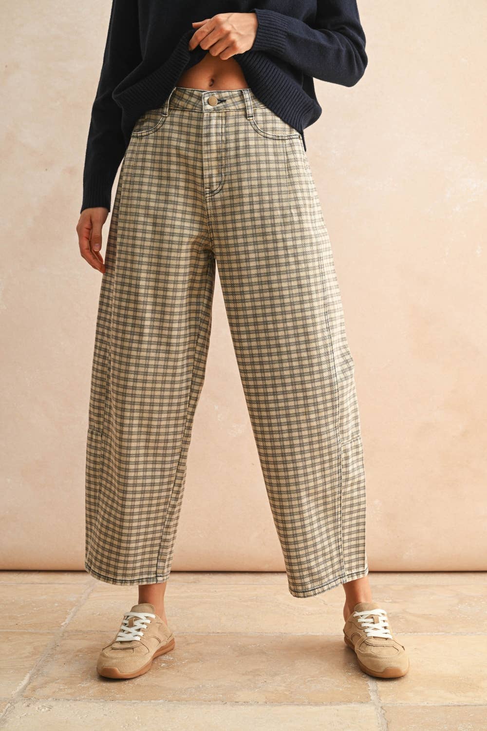 P5936   MINI CHECKER PATTERN BARREL PANTS