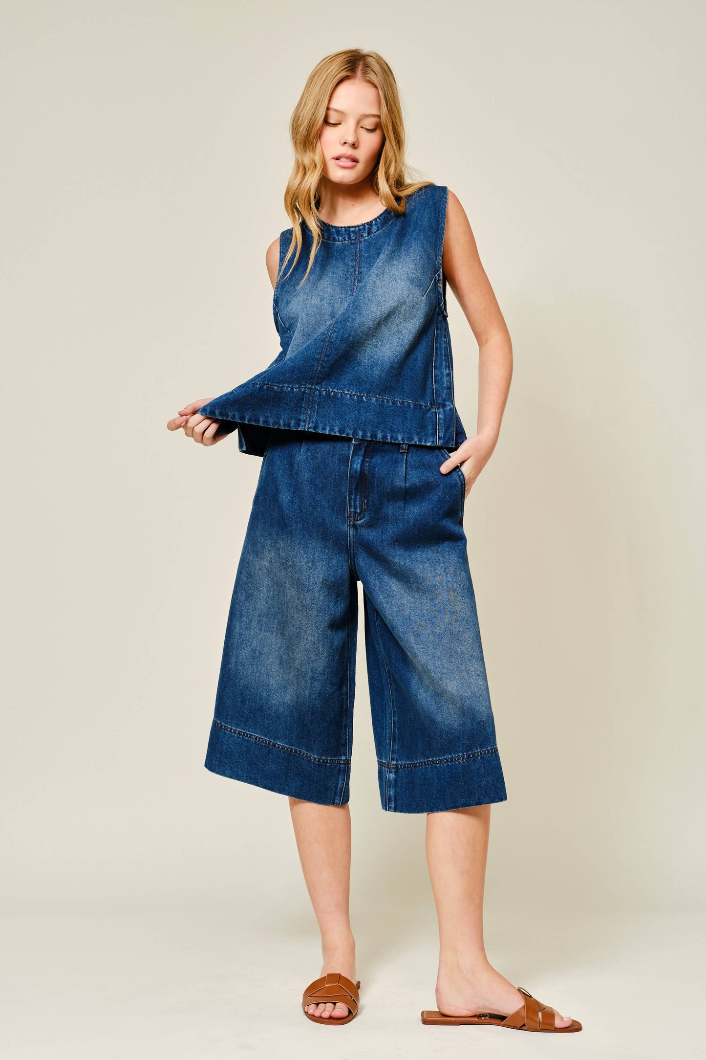 AJP5523 SUPER SOFT DENIM PLEATED WIDE LEG SHORTS