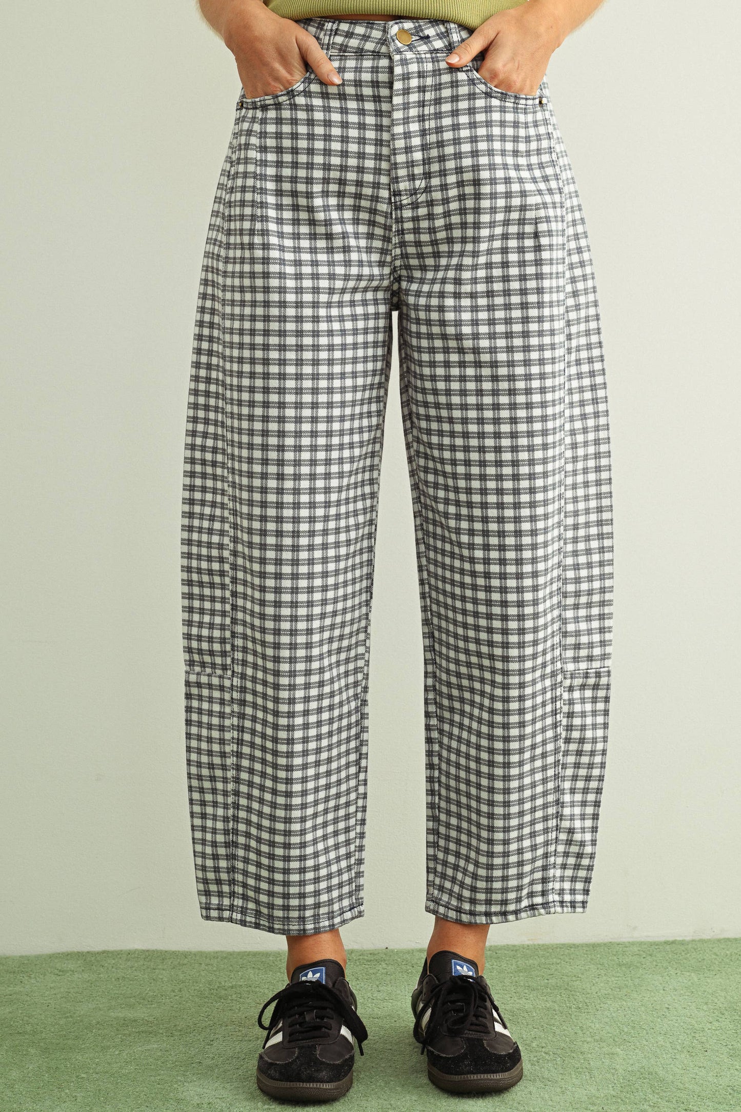P5936   MINI CHECKER PATTERN BARREL PANTS