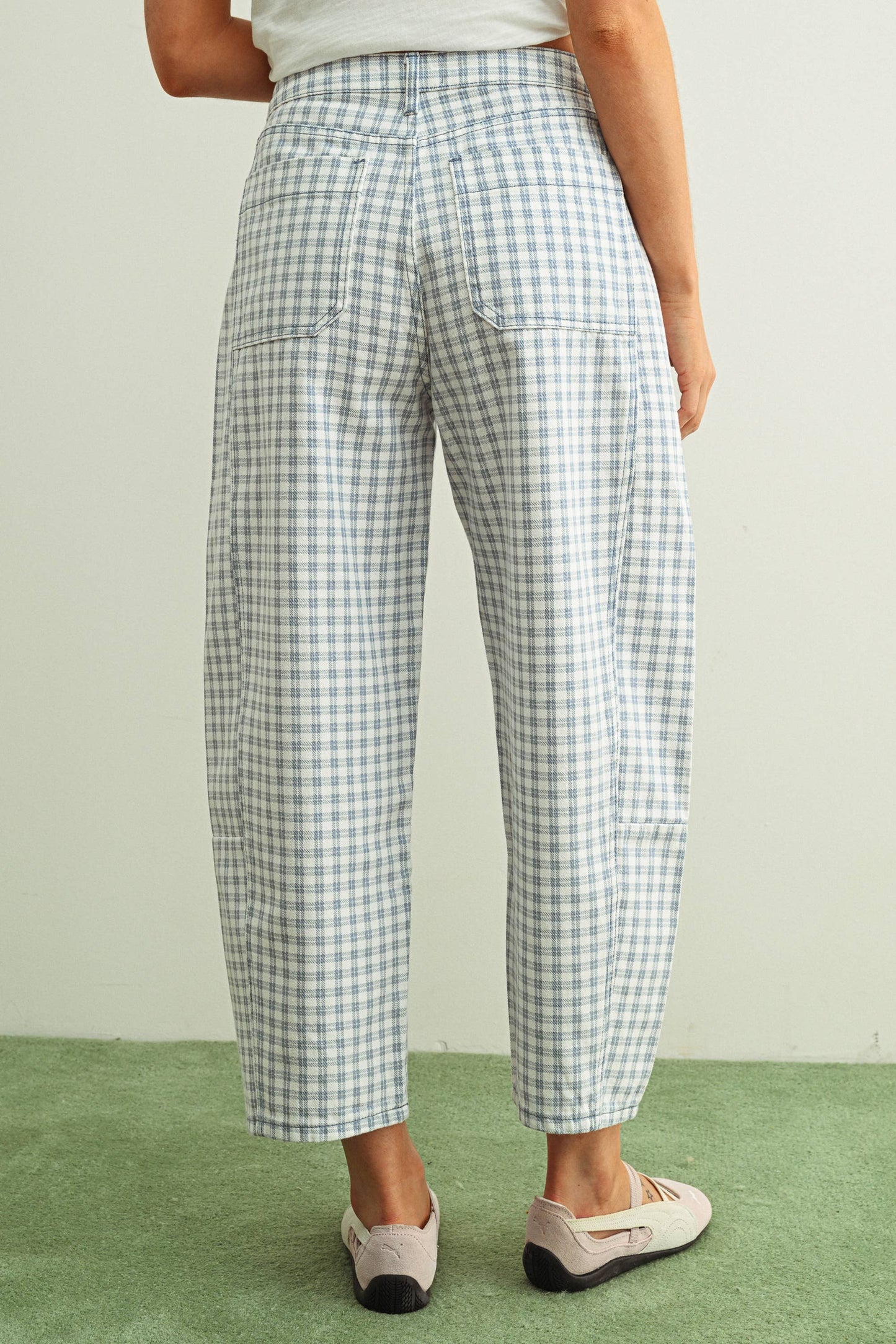 P5936   MINI CHECKER PATTERN BARREL PANTS