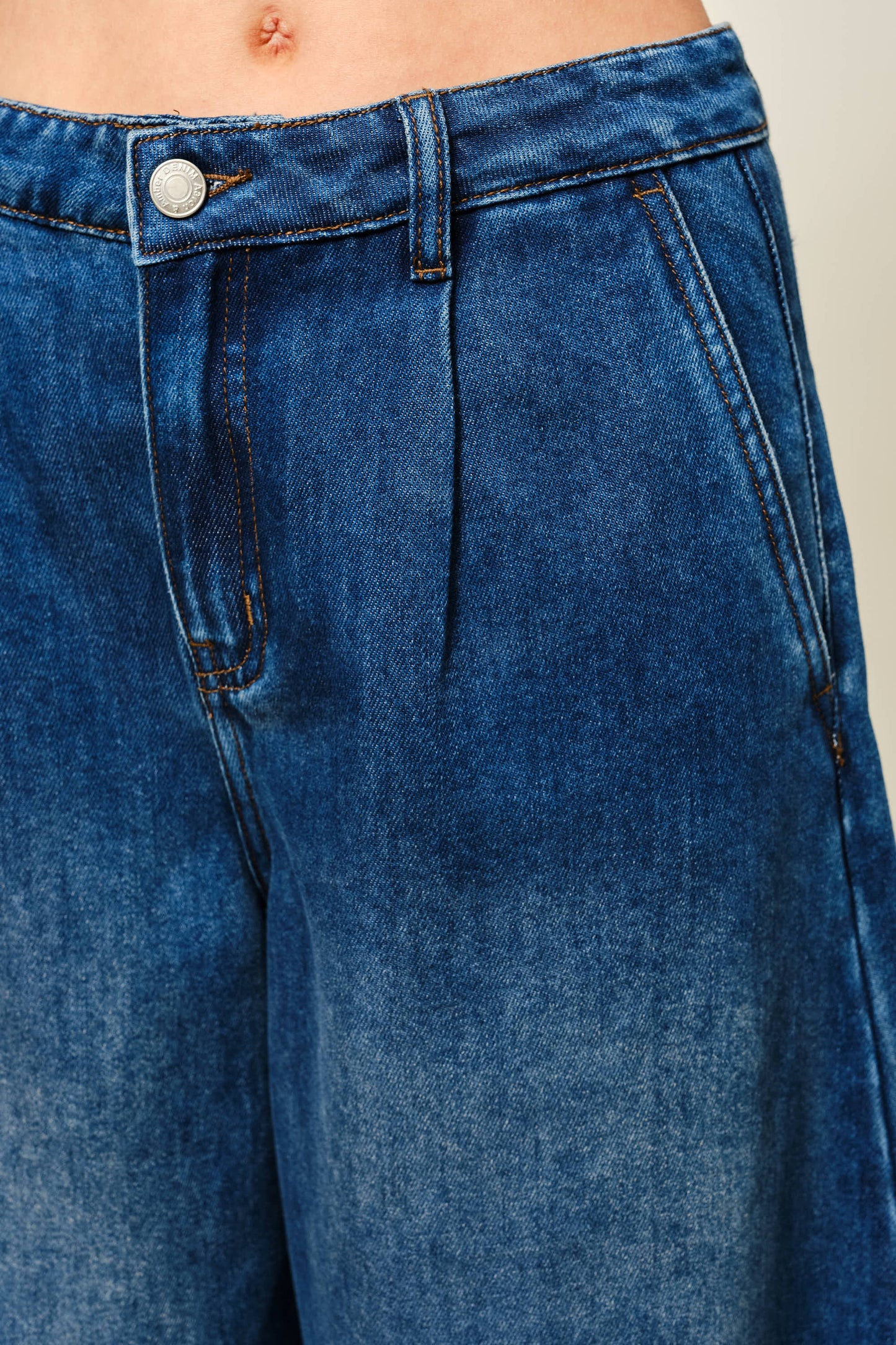 AJP5523 SUPER SOFT DENIM PLEATED WIDE LEG SHORTS