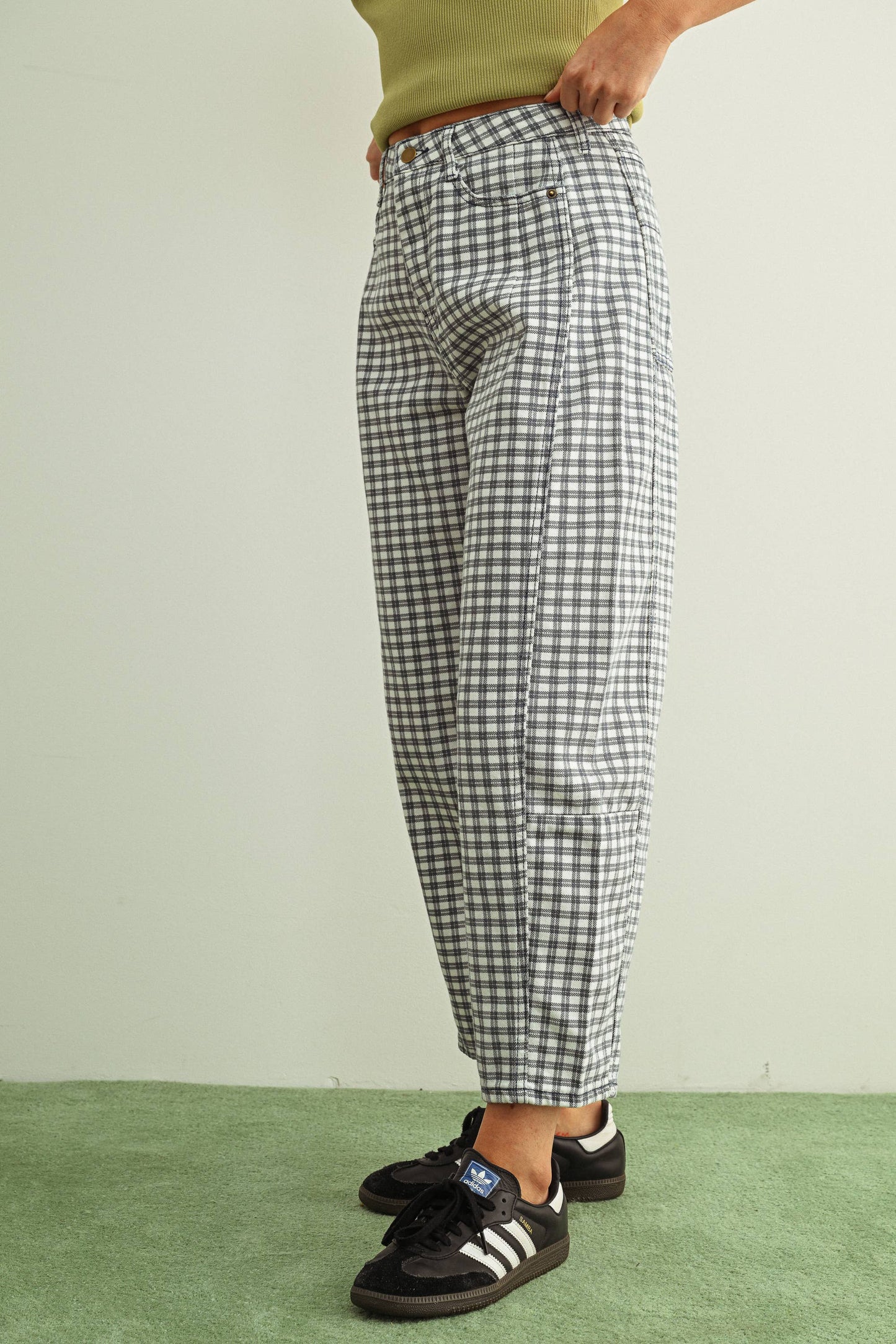 P5936   MINI CHECKER PATTERN BARREL PANTS