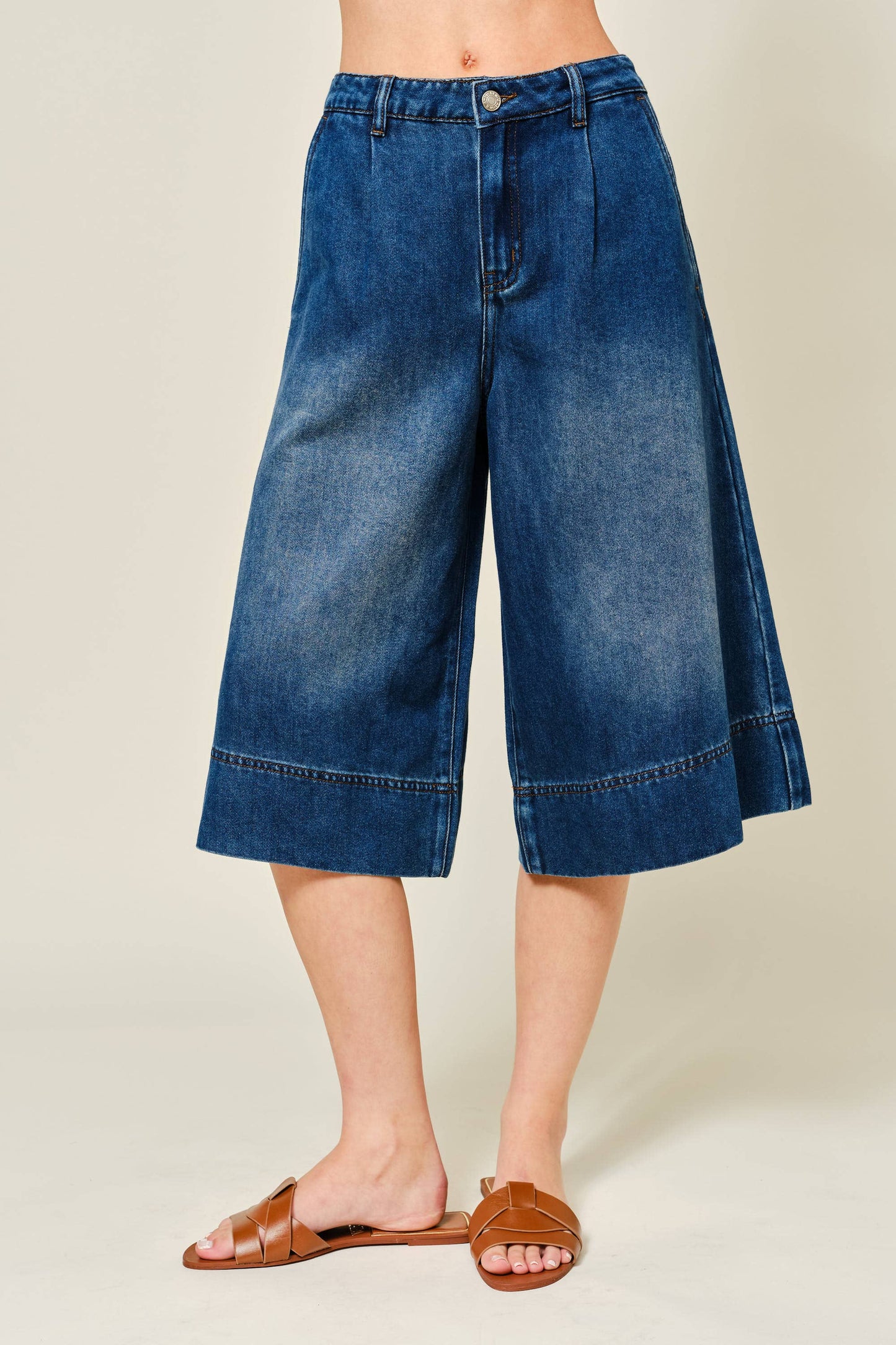 AJP5523 SUPER SOFT DENIM PLEATED WIDE LEG SHORTS