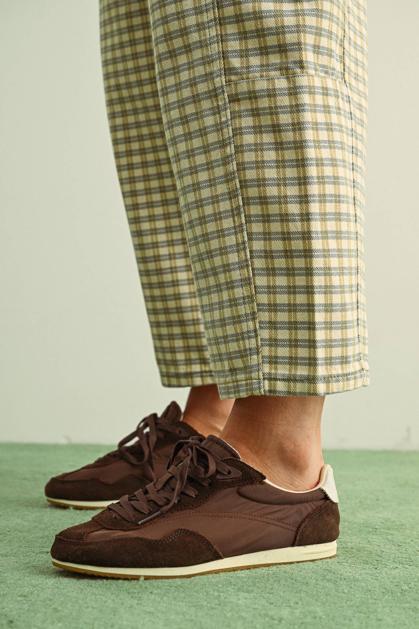 P5936   MINI CHECKER PATTERN BARREL PANTS