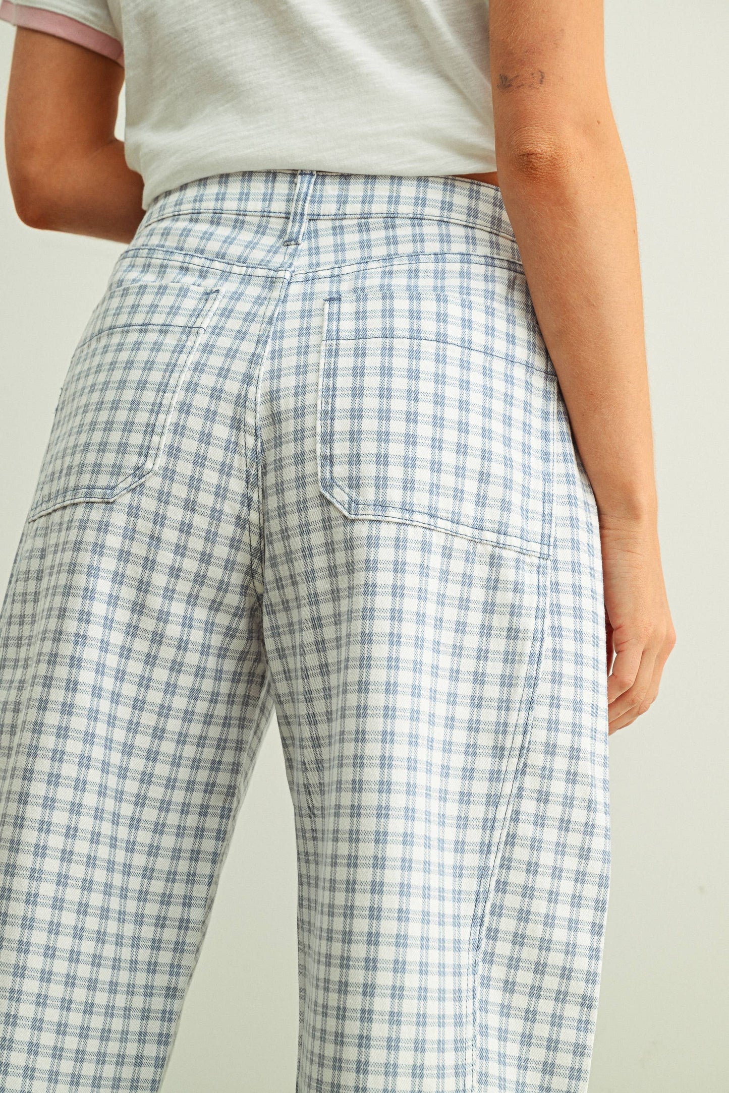 P5936   MINI CHECKER PATTERN BARREL PANTS