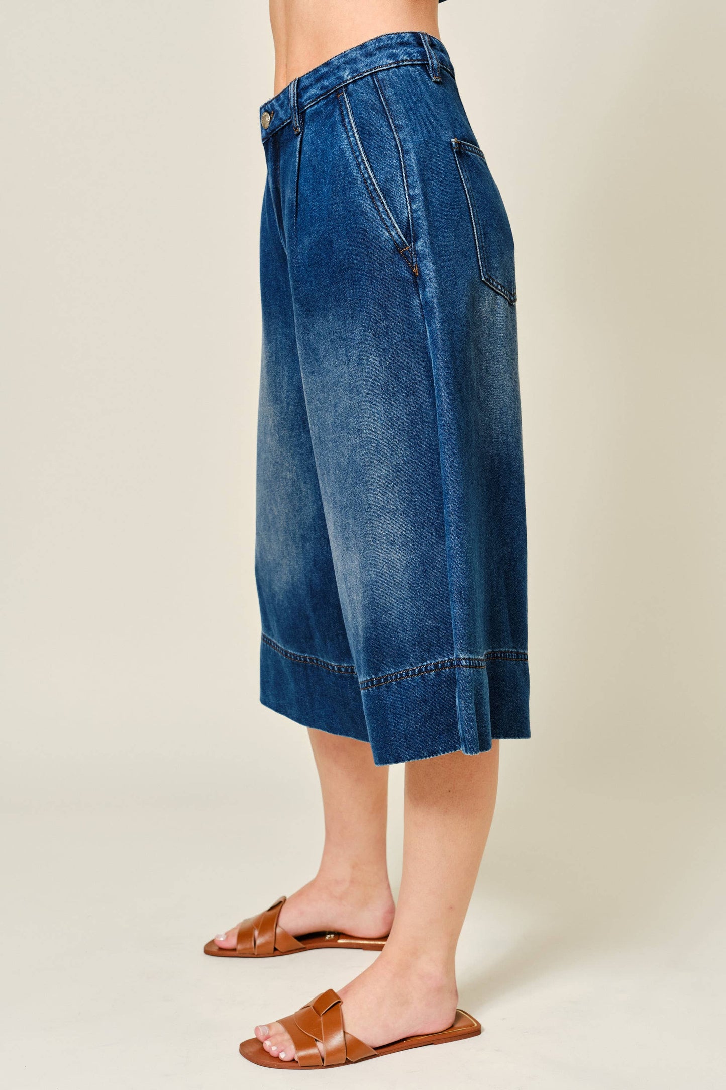 AJP5523 SUPER SOFT DENIM PLEATED WIDE LEG SHORTS