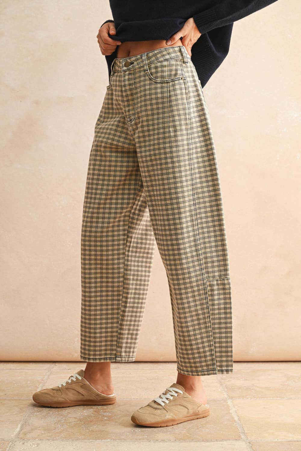 P5936   MINI CHECKER PATTERN BARREL PANTS