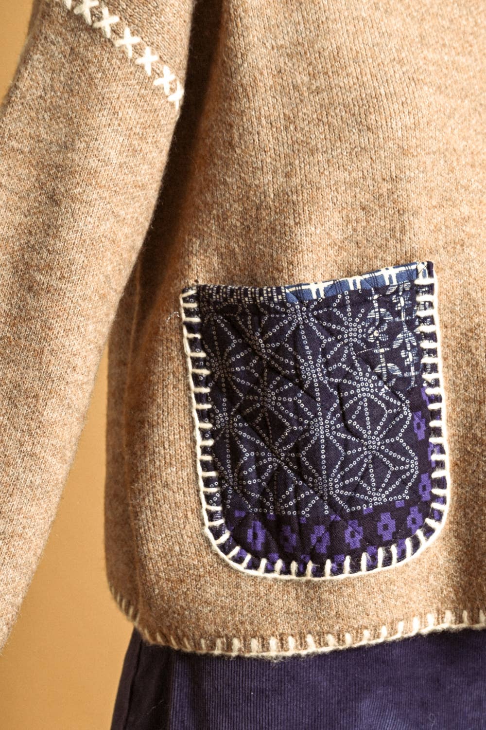 V-NECK SWEATER TOP WITH PATCHWORK