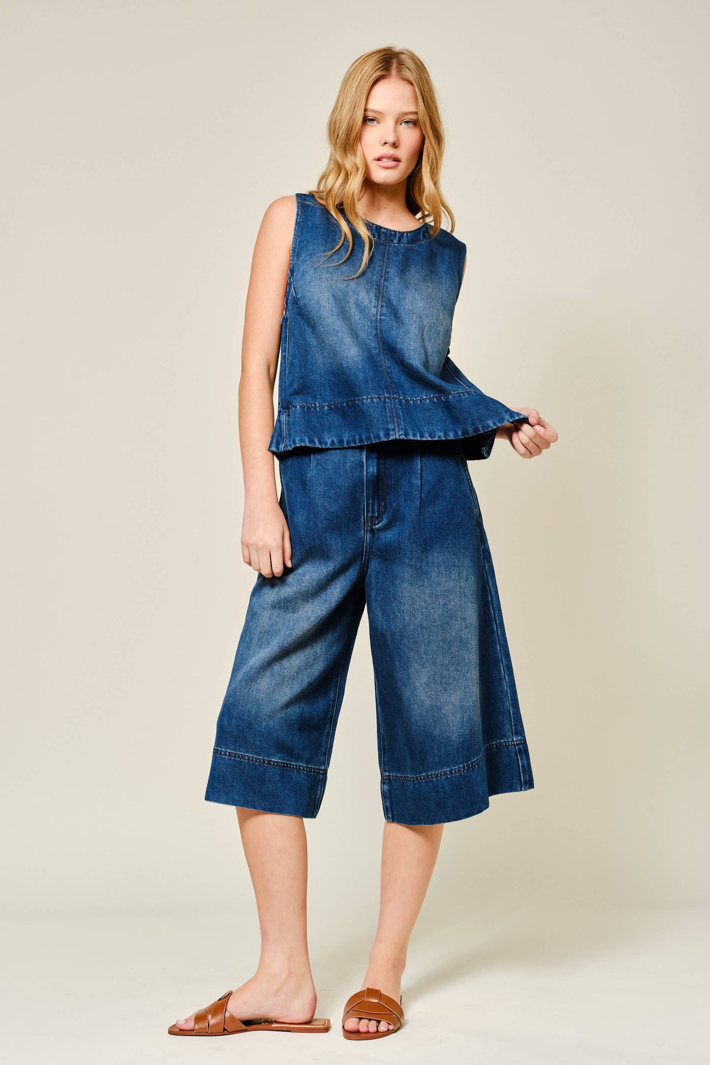 AJP5523 SUPER SOFT DENIM PLEATED WIDE LEG SHORTS