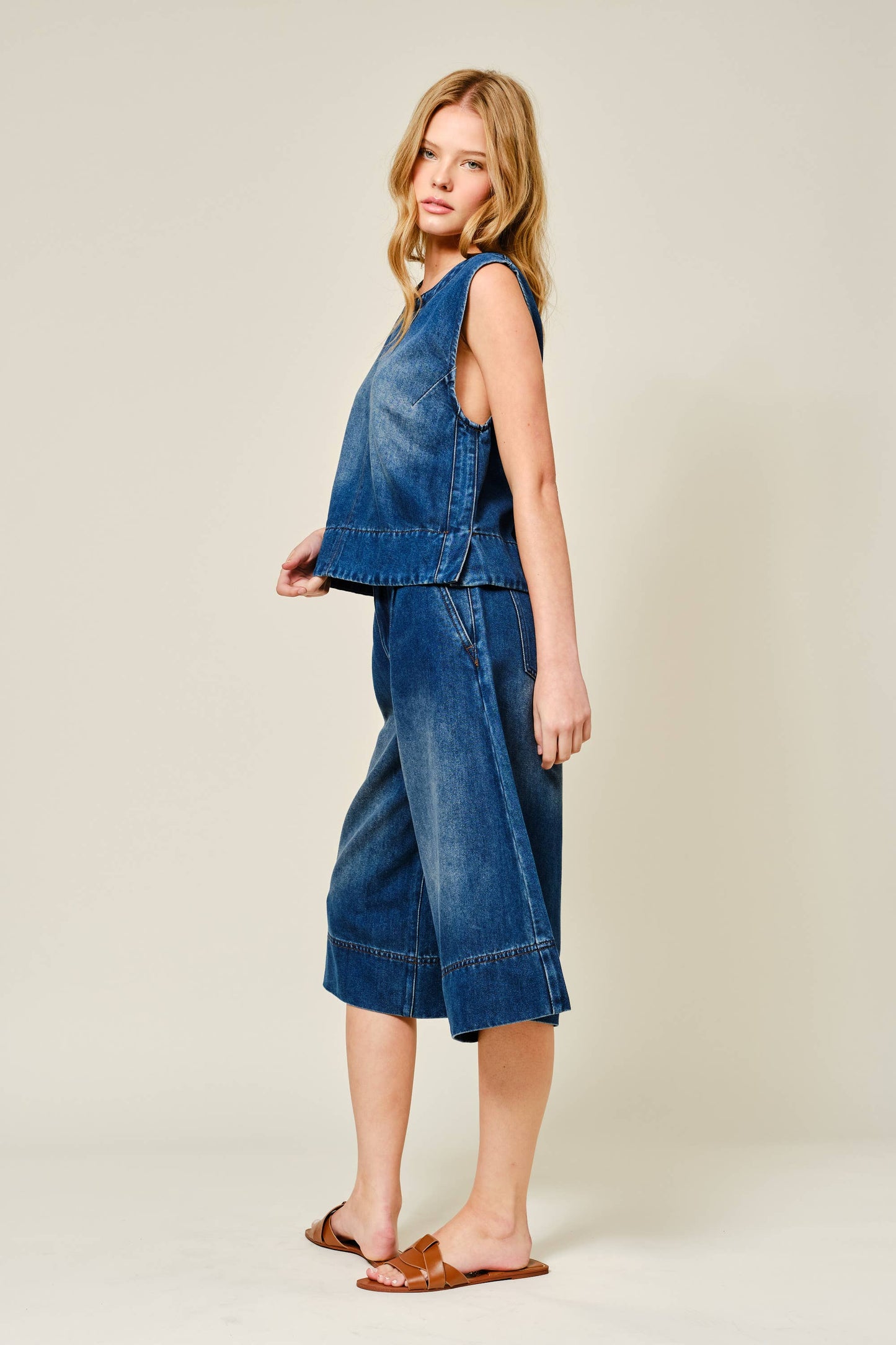 AJP5523 SUPER SOFT DENIM PLEATED WIDE LEG SHORTS