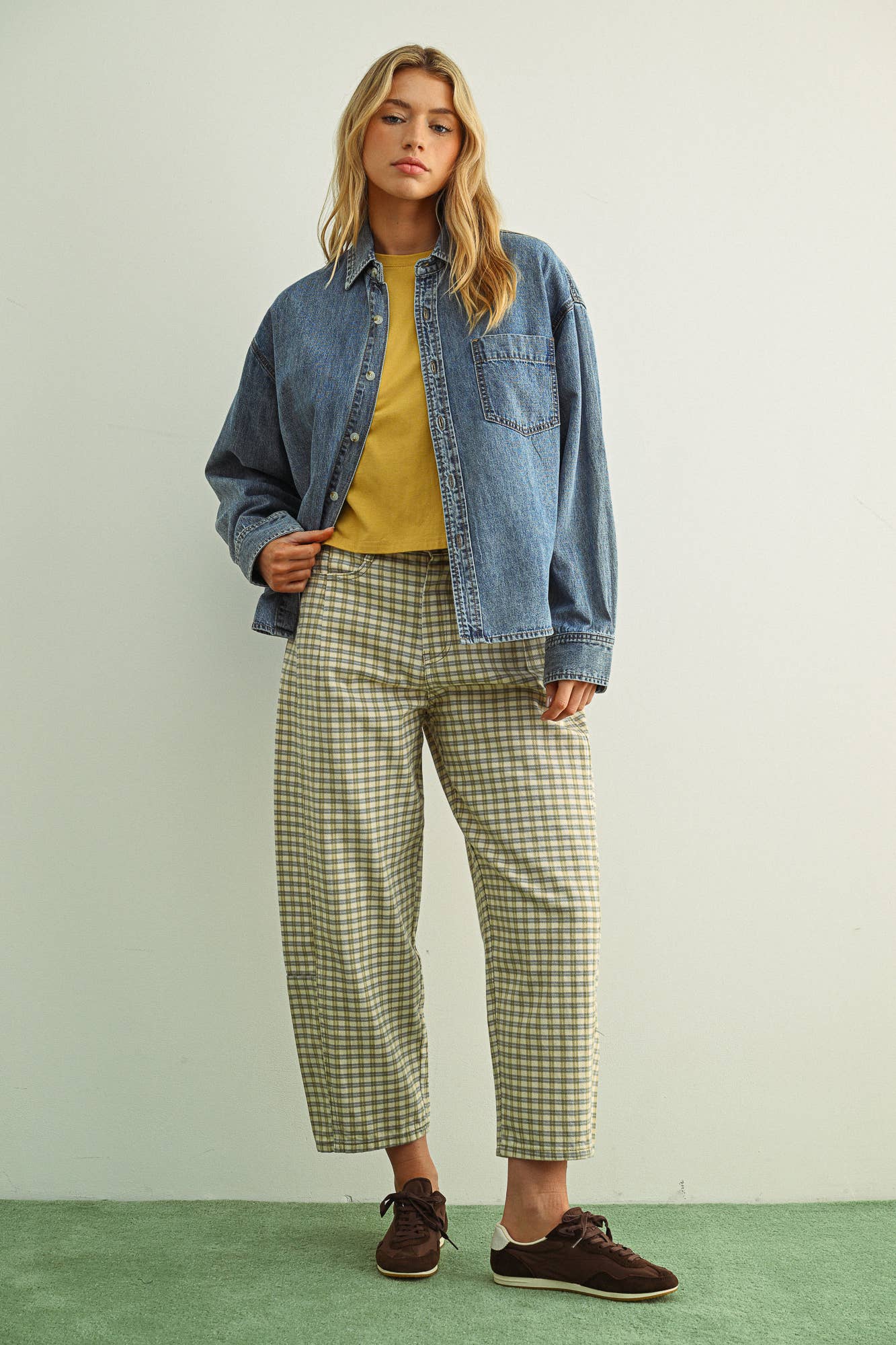 P5936   MINI CHECKER PATTERN BARREL PANTS