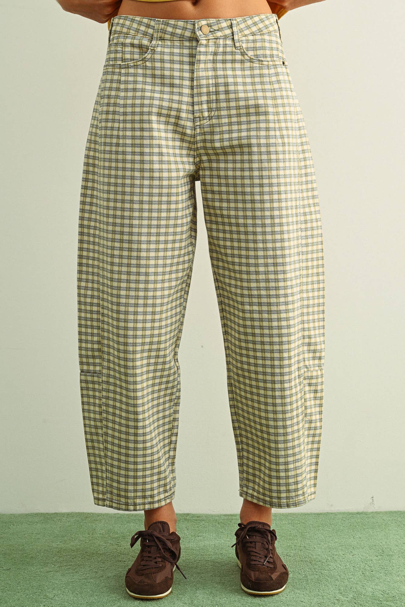 P5936   MINI CHECKER PATTERN BARREL PANTS